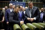 Den ukrainske præsident har indledt sit ophold i USA med et besøg på en ammunitionsfabrik i Scanton, der sender granater til Ukraine. Her signerer han en af dem. Foto: Ukrainian Presidential Press Ser/Ritzau Scanpix