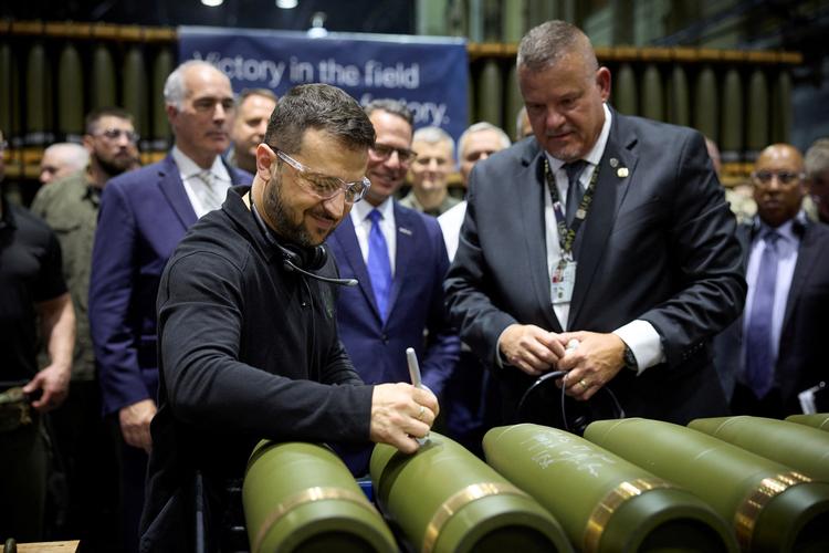 Den ukrainske præsident har indledt sit ophold i USA med et besøg på en ammunitionsfabrik i Scanton, der sender granater til Ukraine. Her signerer han en af dem. Foto: Ukrainian Presidential Press Ser/Ritzau Scanpix