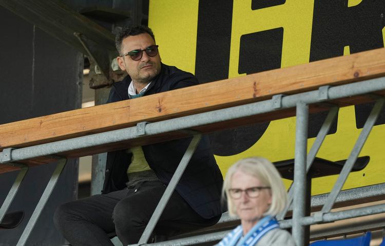 45 årige Mihai Teja fra Rumænien bliver ny træner i Vejle Boldklub, hvor han afløser Ivan Prelec. Mihai Teja har senest stået i spidsen for flere klubber i rumænsk fodbold. Han har desuden været forbi belgisk fodbold og været U21-landstræner i Rumænien. Fotograferet søndag den 22. september 2024, da VB spillede mod Sønderjyske i Haderslev i Superligaen. Foto: Claus Fisker/Ritzau Scanpix