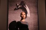 Temaet i musikeren FKA Twigs' nye musikvideoer kunne lyde: 'Tretten måder du kan sidde på en konferencestol på'. Hun genfortolker kontorlandskabet i sangen 'Eusexua' . Foto: Mina Kim/Ritzau Scanpix