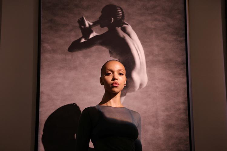 Temaet i musikeren FKA Twigs' nye musikvideoer kunne lyde: 'Tretten måder du kan sidde på en konferencestol på'. Hun genfortolker kontorlandskabet i sangen 'Eusexua' . Foto: Mina Kim/Ritzau Scanpix