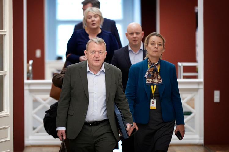 Gruppemøde hos Moderaterne på Christiansborg. Udenrigsminister Lars Løkke Rasmussen (M), pressechef Ulla Østergaard og kulturminister Jakob Engel-Schmidt (M) (i baggrunden). Foto: Jens Dresling (arkiv)