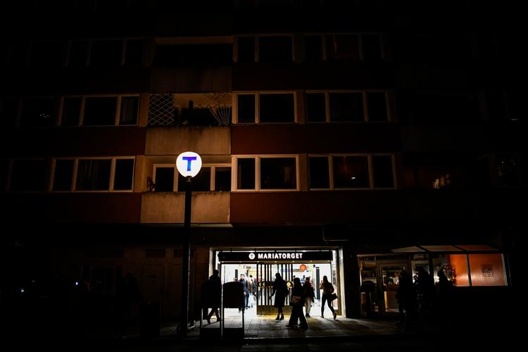 Sara Gordan skriver i 'Natten' om en desperat mor, der sms’er, ringer til sit barns venner, venter, vender sig i sengen, står op igen. Sender endnu en sms. Opgiver at sove mere. Og drager ud i Stockholm for at lede efter datteren, der kan være i livsfare. Foto: 10060 Henrik Montgomery/tt/Ritzau Scanpix