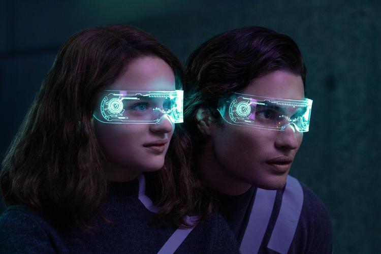 'Knib' og 'Næse' kigger med deres fremtidsbriller over til byen af 'pretties' og venter længselsfuldt på deres egen skønhedsoperation. Men alt er ikke så smukt, som det ser ud i Netflix' film 'Uglies'.  Foto: Netflix