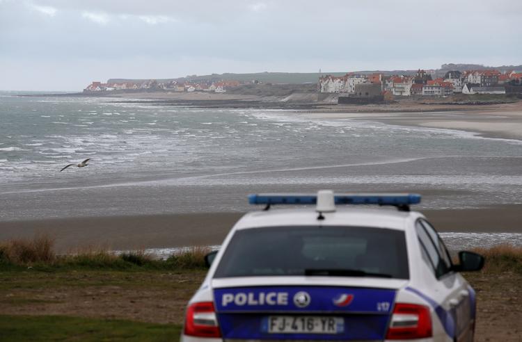 Franske betjente ved Den Engelske Kanal, hvor mange illegale migranter fortsætter deres rejse mod Storbritannien. Foto: Pascal Rossignol/Ritzau Scanpix