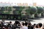 Militærkøretøjer viser ballistiske missiler frem ved en parade i Beijing.  Foto: Jason Lee/Ritzau Scanpix