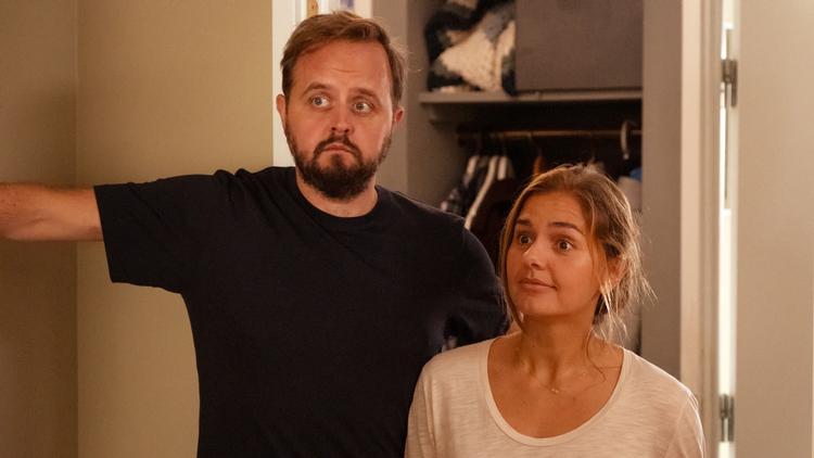 Magnus Millang og Stephania Potalivo står ofte med opspilede øjne i rollerne som Mathias og Louise. For livet som småbørnsforældre ligner sjældent det, man havde drømt om.   Foto: Christian Geisnæs/TV 2