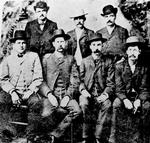 Wyatt Earp - nr. 2 fra venstre i forreste række - var sherif og saloon-ejer og ikke mindst kendt for sin medvirken i skudduellen ved O.K. Corral i 1881. Han døde i 1929. Foto: /Ritzau Scanpix