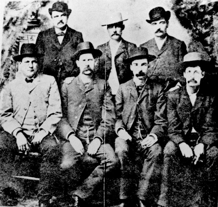 Wyatt Earp - nr. 2 fra venstre i forreste række - var sherif og saloon-ejer og ikke mindst kendt for sin medvirken i skudduellen ved O.K. Corral i 1881. Han døde i 1929. Foto: /Ritzau Scanpix