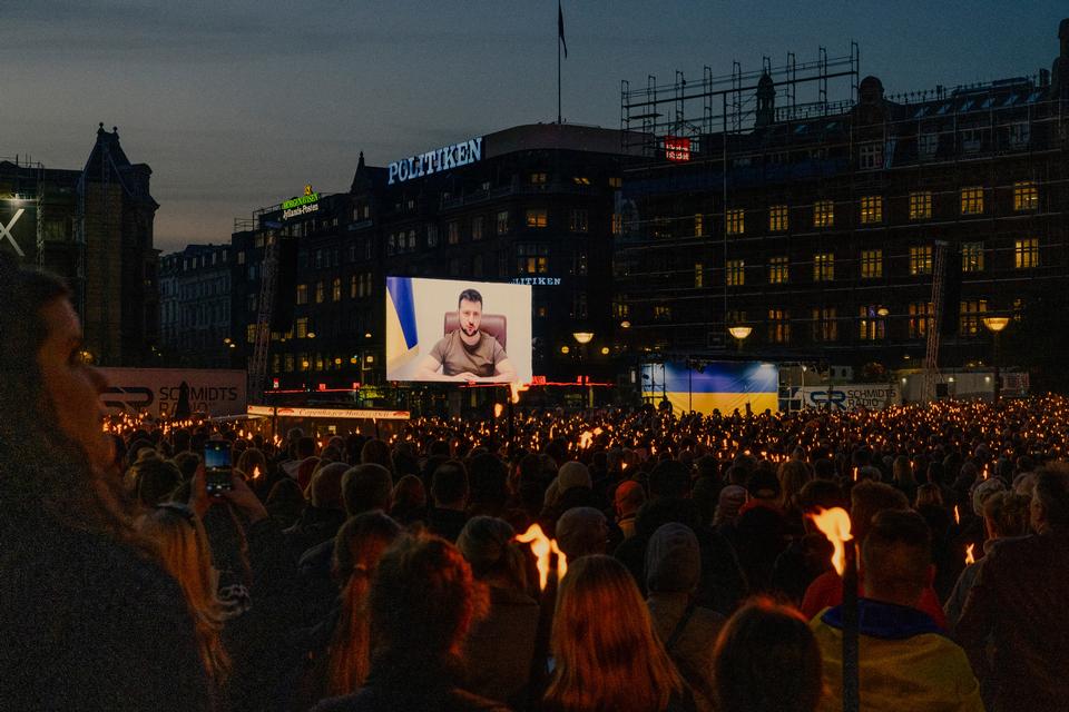 Under titlen ’Et lys i mørket’ stod Politiken og Jyllands-Posten bag arrangementet, der blev afholdt simultant på Rådhuspladsen (billedet) i København og Bispetorv i Aarhus. Aftenens højdepunkt var talen fra den ukrainske præsident, Volodymyr Zelenskyj, som via en videoforbindelse talte til den danske befolkning. Mange var mødt op med fakler for at vise deres sympati med det ukrainske folk til arrangementet, der blev holdt 77 år efter befrielsen. Foto: Katrine Hørup Noer