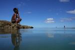 Ratukali Madanawa på 8 år tager en pause fra at dykke i havet ved Serua Village, Fiji. Hans landsby kæmper med at tilpasse sig den stigende vandstand i Stillehavet. Landsbyens indbyggere overvejer om de kan leve her eller må flytte. Foto: Loren Elliott/Ritzau Scanpix