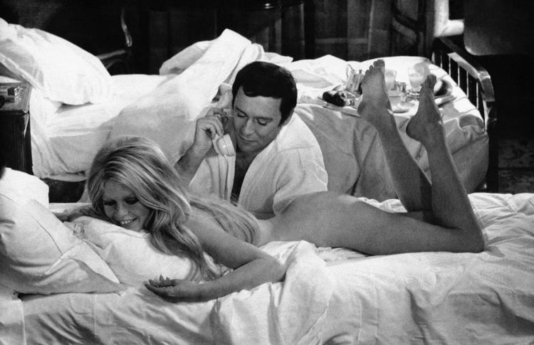     Brigitte Bardot fotograferet i 1969 i en scene fra filmen ' Les Femmes' sammen med Maurice Ronet. Foto: Anonymous/Ritzau Scanpix