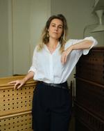Maria Bruun i selskab med sit opbevaringssystem, der består af stabelbare kasser med smukke perforeringer.  Nu fylder hun 40. Foto: Benjamin Lund/The Mindcraft Project