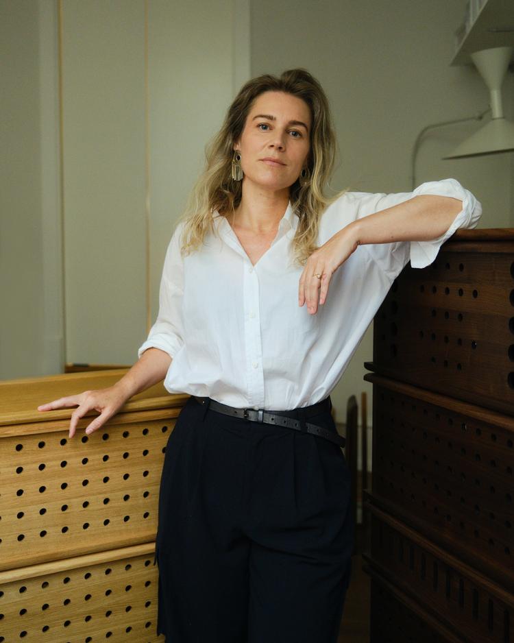 Maria Bruun i selskab med sit opbevaringssystem, der består af stabelbare kasser med smukke perforeringer.  Nu fylder hun 40. Foto: Benjamin Lund/The Mindcraft Project