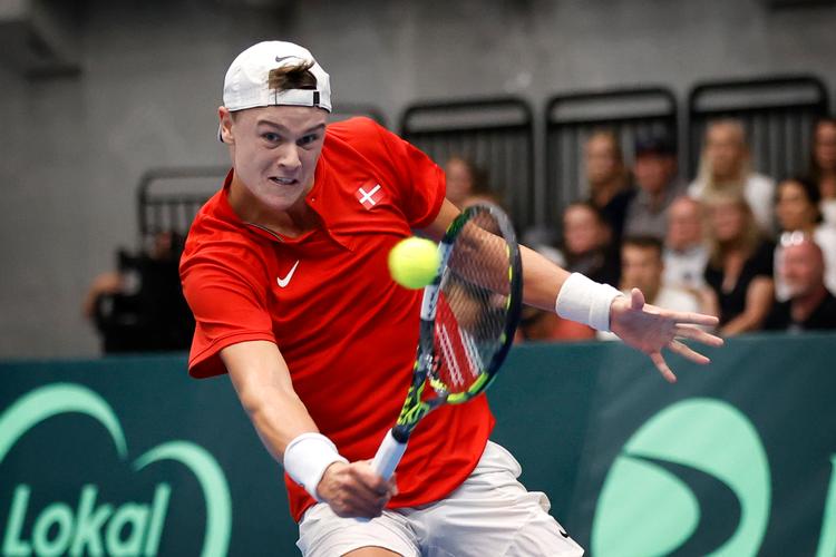 Holger Rune er klar til anden runde i Japan Open efter en sejr over Alejandro Tabilo. Billedet er taget under Davis Cup i Royal Stage i Hillerød.   Foto: Jens Dresling