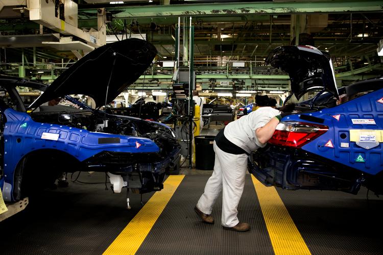 Bilfabrikker over hele verden bliver presset af billige kinesiske elbiler. Det får nu Tyskland og Italien til at lufte et ønske om at slække på klimakravene til biler.  Arkivfoto Jacob Ehrbahn
