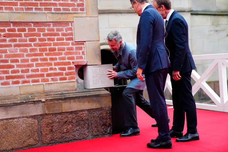 Kong Frederik X indsætter grundsten for Børsens genopførelse i København tidligere torsdag.  Foto: Ida Marie Odgaard/Ritzau Scanpix