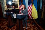 USA's vicepræsident Kamala Harris holder pressemøde med den ukrainske præsident, Volodymyr Zelenskyj, i vicepræsidentens ceremonielle kontor i Washington. Zelenskyj mødtes med den amerikanske præsident, Joe Biden, tidligere på dagen. Foto: Win Mcnamee/Ritzau Scanpix