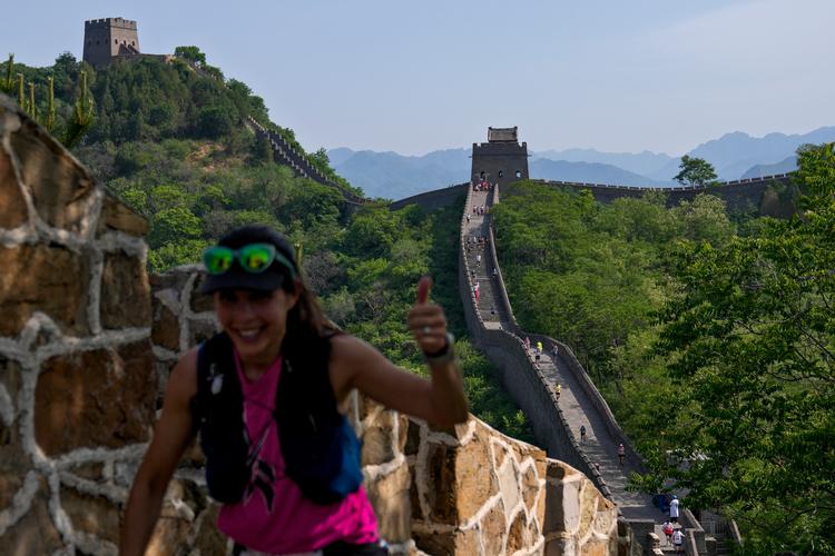 Maratonløbere på Den Kinesiske Mur. Fremover bliver det nemmere for Danmark at komme på besøg i Kina. Foto: Andy Wong/Ritzau Scanpix