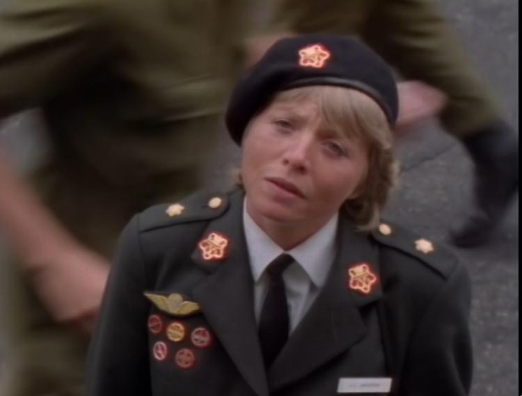 Helle Hertz må i rollen som nyudnævnt major kæmpe med mandekønnet, der er nogle kødhoveder.  Foto: Skærmbillede fra serien