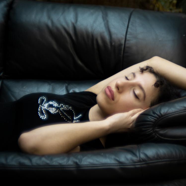 Melodi Ghazal lytter til BBC-podcast hver dag, spiser gerne indonesisk og elsker at komme ud af sin københavnerboble.  Foto: Julius Ernst