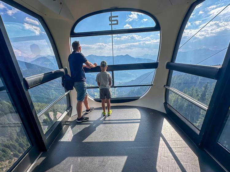 Den futuristiske kabinelift, der fører fra dalstationen i Zell am See op til områdets højeste punkt, Schmittenhöhe i 2000 meters højde over havet, er designet af Posche, som kommer fra egnen, og som stadig har tegnestue her.  