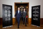 Den franske højrefløjspolitiker Jordan Bardella på vej til pressemøde på Christiansborg sammen med formand for Dansk Folkeparti, Morten Messerschmidt.   Foto: Thomas Borberg
