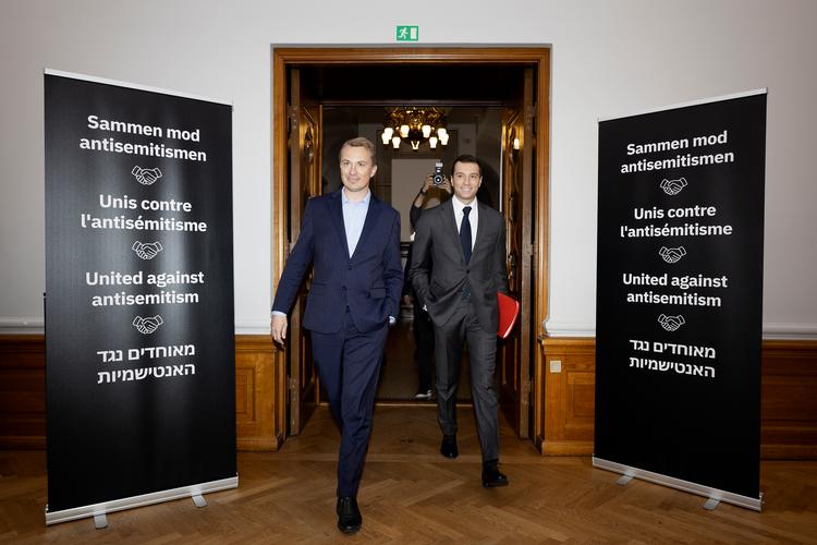 Den franske højrefløjspolitiker Jordan Bardella på vej til pressemøde på Christiansborg sammen med formand for Dansk Folkeparti, Morten Messerschmidt.   Foto: Thomas Borberg