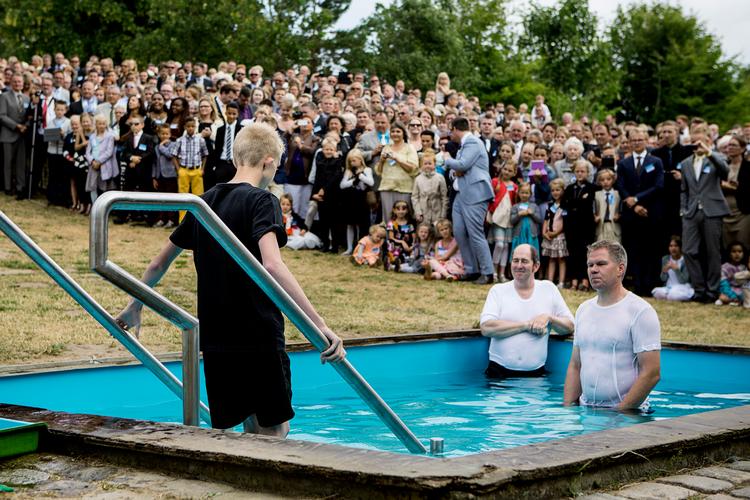 Arkivfoto fra Jehovas Vidners årlige sommertræf. Der er dåb for unge og nytilkomne vidner, hvor hele kroppen sænkes ned i et stort bassin. Foto: Daniel Hjorth