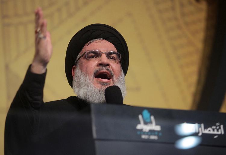 »Hans ære, modstandens mester, den retfærdige tjener, er gået bort for at være hos sin herre, som er tilfreds med ham som en stor martyr«., skriver Hizbollah i deres erklæring om Hassan Nasrallahs død. Foto: Stringer/Ritzau Scanpix