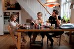 Else, Børge og deres far, Anders Jørn Jensen, drikker varm kakao en eftermiddag efter skole. Skolemaden, som familien betaler online, kan man ikke betale for med dankort. Foto: Jacob Ehrbahn Foto: Jacob Ehrbahn