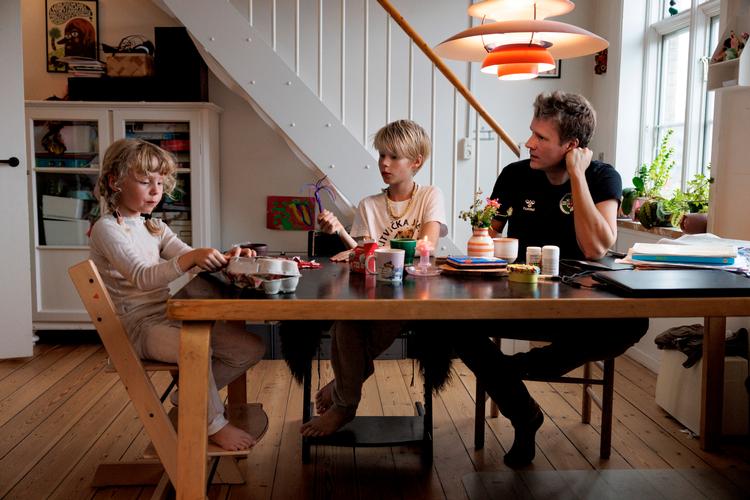 Else, Børge og deres far, Anders Jørn Jensen, drikker varm kakao en eftermiddag efter skole. Skolemaden, som familien betaler online, kan man ikke betale for med dankort. Foto: Jacob Ehrbahn Foto: Jacob Ehrbahn