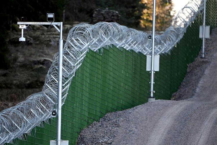 Finland er allerede gået i gang med at bygge et hegn ved grænsen til Rusland. Her er det ved byen Imatra. Foto: Lehtikuva/Ritzau Scanpix