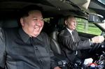 Nordkoreas præsident, Kim Jong-un, og Ruslands præsident, Vladimir Putin, er nære allierede. I sommer besøgte Putin Nordkorea, hvor han blandt andet kørte en tur sammen med Kim Jong-un. Foto: Kcna/Ritzau Scanpix
