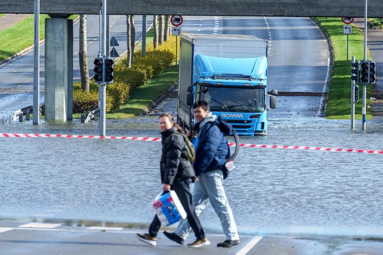 På Kjersing Ringvej ved Bilka krydset i Esbjerg var der lørdag stadig spor efter fredagens regnvejr, der skabte oversvømmelse flere steder i Sydvestjylland.  Foto: John Randeris/Ritzau Scanpix