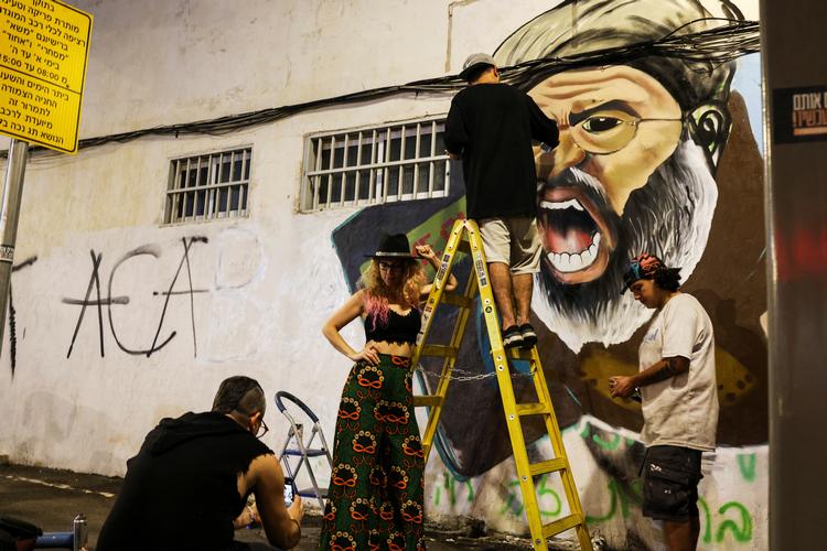 Israelsk graffitikunstner Maayan har på en væg i Tel Aviv malet Hizbollahs leder, Hassan Nasrallah, som omkom i fredags ved Israels luftangreb fredag nat.  Foto: Nir Elias/Ritzau Scanpix