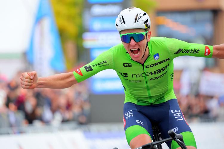   Da der manglede 100 kilometer af VM-løbet, satte Tadej Pogačar sit angreb ind, og hans vovemod blev belønnet med guld. Foto: Denis Balibouse/Ritzau Scanpix