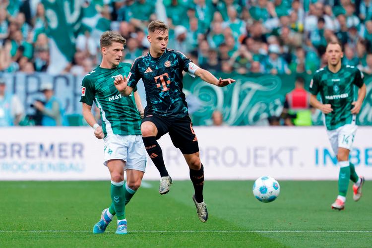 Jens Stage i grønt ses her i en tidligere kamp. Søndag scorede han tre mål for Werder Bremen. Foto: Axel Heimken/Ritzau Scanpix