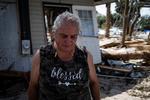 »Der er bare så mange minder her. Det er hjerteknusende«, siger amerikanke Charlene Huggins fra Florida. Hendes hus ligger i ruiner, efter at orkanen Helene har raseret det sydøstlige USA. Foto: Marco Bello/Ritzau Scanpix