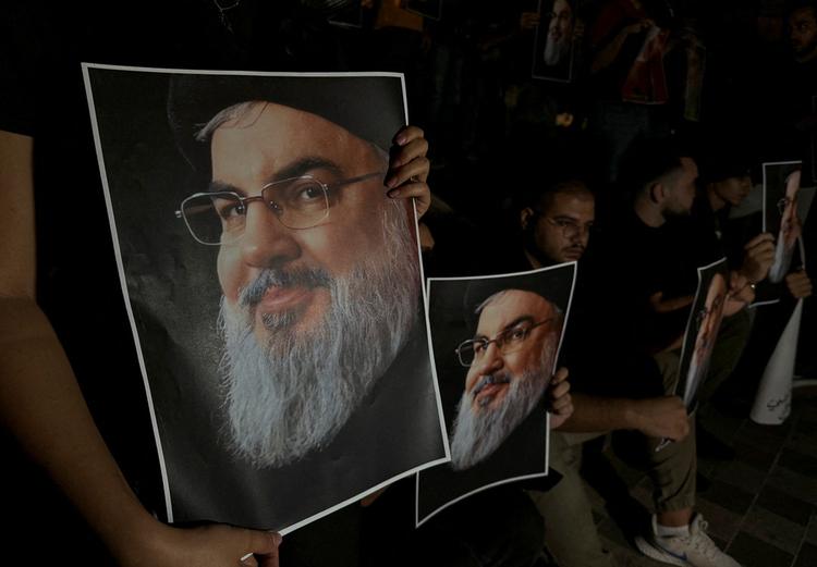 Hassan Nasrallahs tilhængere demonstrerer efter det israelske bombardement, der slog Hizbollah-lederen ihjel. Foto: Stringer/Ritzau Scanpix