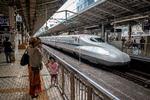 En mor tager et billede af sin søn foran et Shinkansen-tog i Tokyo. Højhastighedstoget fylder 60 år 1. oktober. Foto: Yuichi Yamazaki/Ritzau Scanpix