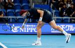 Holger Rune fik afløb for sine frustrationer ved at smadre sin ketsjer i gulvet gentagne gange i semifinalen mod Arthur Fils i Tokyo Open. Foto: Kim Kyung-hoon/Ritzau Scanpix
