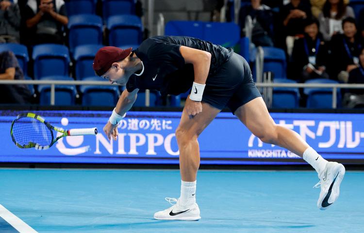Holger Rune fik afløb for sine frustrationer ved at smadre sin ketsjer i gulvet gentagne gange i semifinalen mod Arthur Fils i Tokyo Open. Foto: Kim Kyung-hoon/Ritzau Scanpix
