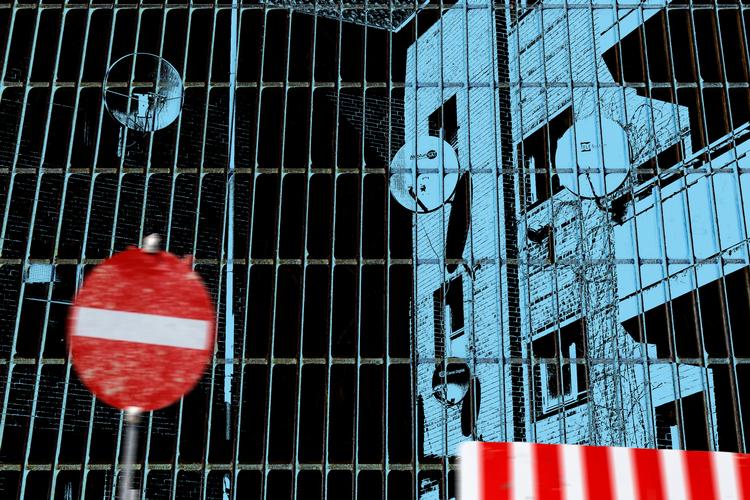 Folketinget vedtog i 2018 den såkaldte ghettolov, som senere blev omdøbt til parallelsamfundsloven. Den indeholder blandt andet kriterier for, hvornår almene boligområder kan kaldes udsatte områder, parallelsamfund og omdannelsesområder. 