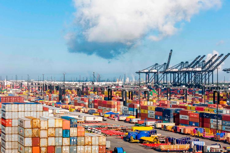 Havnen i Houston er en af dem, der kan blive omfattet af en stor strejke, medmindre en aftale mellem havnearbejdernes forbund og arbejdsgiverne lander inden klokken 6.00 tirsdag morgen dansk tid. Foto: Brandon Bell/Ritzau Scanpix