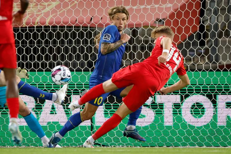 FC Nordsjællands Sindre Walle Egeli scorer til 2-1. Foto: Jens Dresling