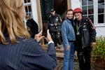 Inden afgang vil flere sikre sig en selfie med statsministeren. Foto: Jacob Ehrbahn