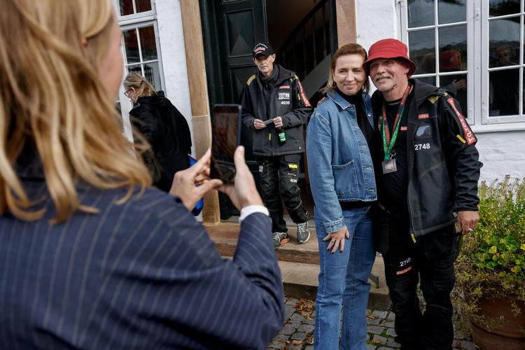 Inden afgang vil flere sikre sig en selfie med statsministeren. Foto: Jacob Ehrbahn