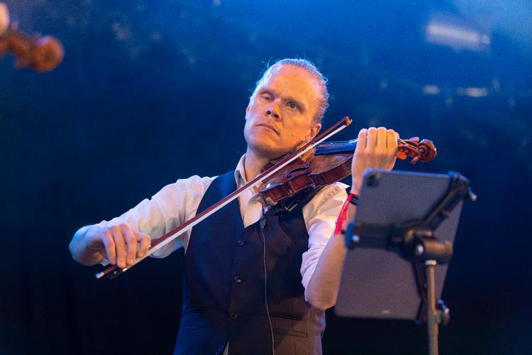 Frederik Øland og Den Danske Strygekvartet var i 2022 gæster ved Roskilde Festival, et sted, Ølands kusine, popsangeren Oh Land (efter Øland), kender særdeles godt. Foto: Stig Nørhald/Ritzau Scanpix