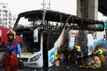 Bussen havde elever fra Uthai Thani-regionen med om bord, da et dæk bristede på en motorvej i en nordlig Bangkok-forstad. Foto: Chalinee Thirasupa/Ritzau Scanpix